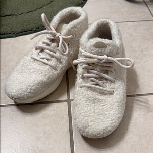 Allbirds Women’s Fluffy Wool Tennis Shoes Size 9